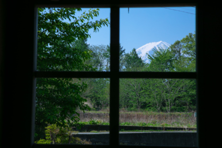 棟の中から窓ごしに見える富士山
