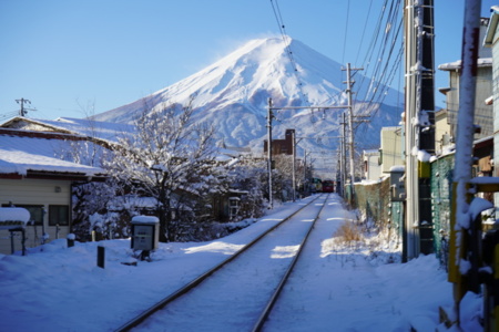 富士急行線の谷村町駅から歩いて１０秒