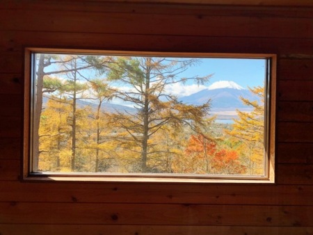 ロフトのベッドから見える富士山／秋