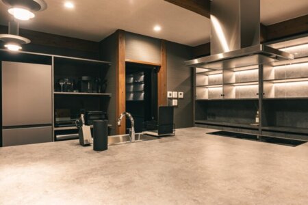 特注大型キッチンで調理やBAR使い