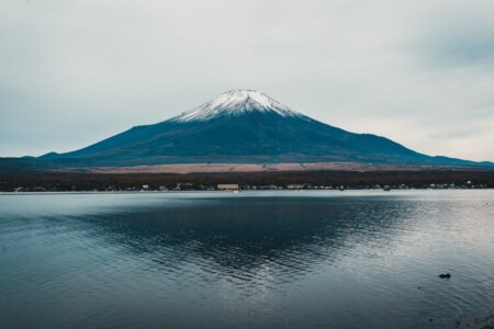 近くの湖畔から眺める富士山