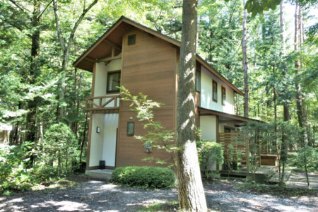 静かな森の中のコテージ