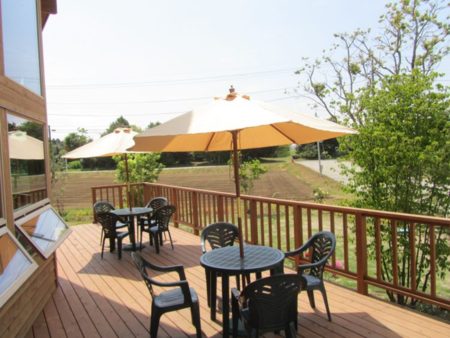 広々としたウッドデッキ