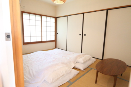 和室には最大4つまで布団が敷けます。