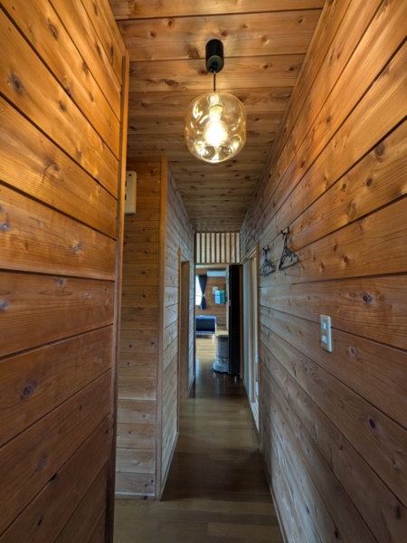 玄関から見た部屋