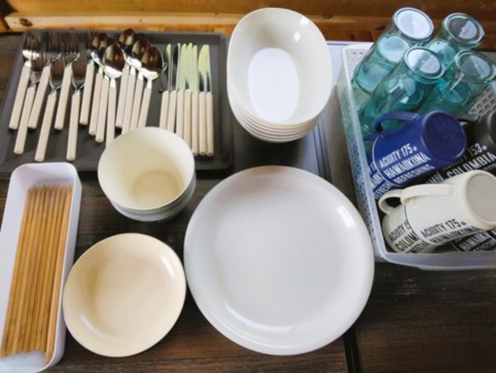 皿（大小）グラス、コップ（人数分）