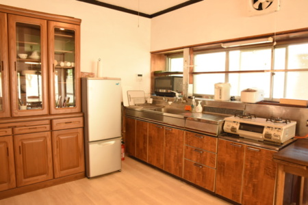 シンプルな台所。必要な物が揃っています