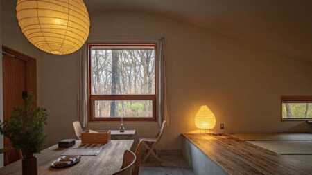 窓越しに庭を楽しむリビング